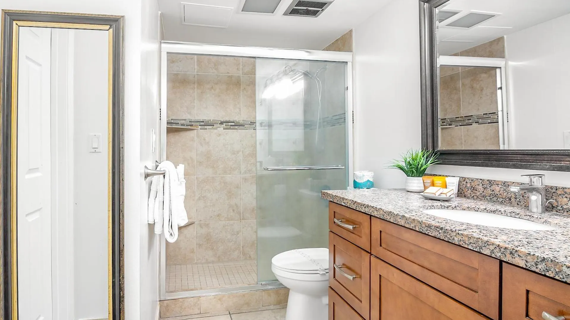 Diamond Head View Condo, Steps To Beach & Free Parking! Honolulu Apartment