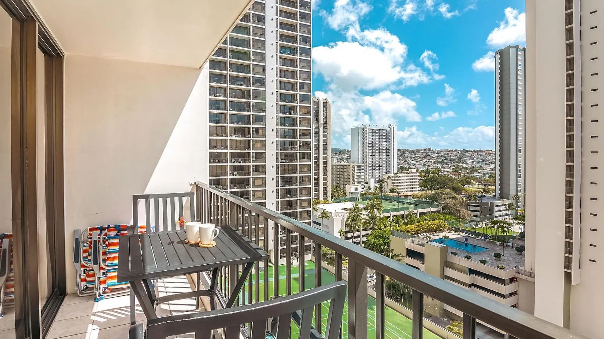 Diamond Head View Condo, Steps To Beach & Free Parking! Honolulu Apartment
